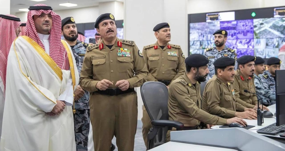 الأمير عبدالعزيز بن سعود يقف على سير العمل في مركز عمليات أمن المسجد الحرام - أخبار السعودية 6 الأمير عبدالعزيز بن سعود يقف على سير العمل في مركز عمليات أمن المسجد الحرام - أخبار السعودية