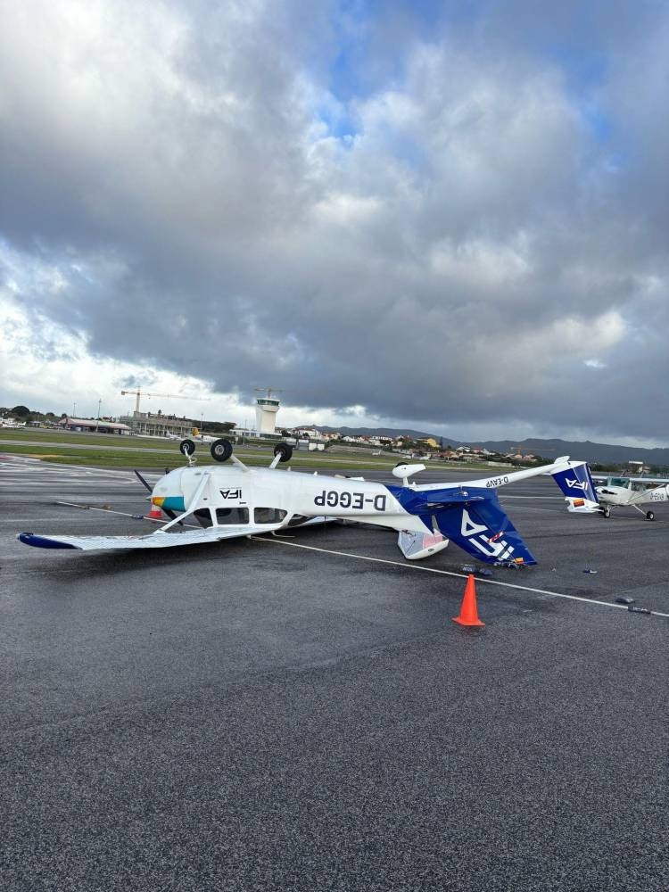 البرتغال: انقلاب 3 طائرات في مطار «تايريس» بسبب الرياح - أخبار السعودية 4 البرتغال: انقلاب 3 طائرات في مطار «تايريس» بسبب الرياح - أخبار السعودية