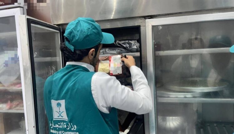 «التجارة» تضبط كميات كبيرة من الحلويات والمعجنات منتهية الصلاحية بنجران - أخبار السعودية