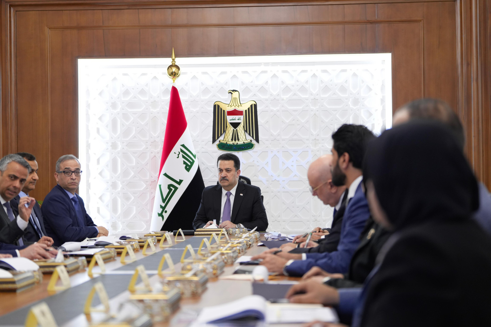 الحكومة العراقية تستمع لعروض بشأن تأسيس مصرف جديد باسم "الرافدين الأول" 3 الحكومة العراقية تستمع لعروض بشأن تأسيس مصرف جديد باسم "الرافدين الأول"