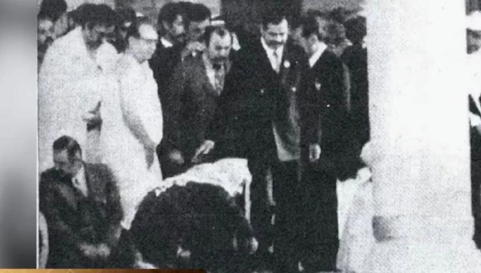 الدكتور هاشم عبده هاشم يروي قصة الصورة الشهيرة التي التقطها لياسر عرفات وهو يضع ل"صدام حسين " الحذاء . صحيفة المرصد 4 الدكتور هاشم عبده هاشم يروي قصة الصورة الشهيرة التي التقطها لياسر عرفات وهو يضع ل"صدام حسين " الحذاء . صحيفة المرصد