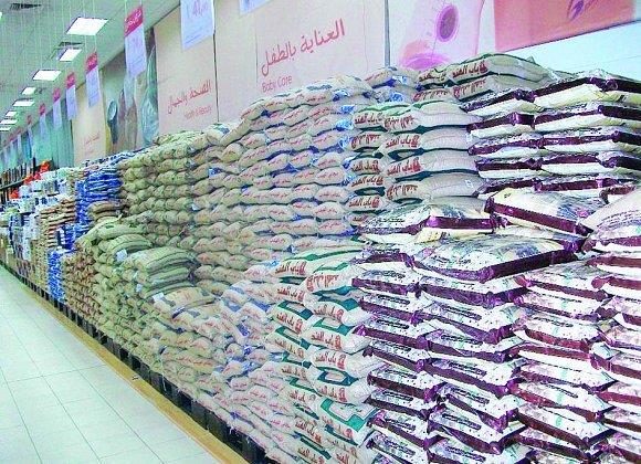 السعودية تصدر قرارات هامة حول الجنسيات التي يسمح لها بالعمل في محلات البقالة والموارد البشرية تحدد تاريخ تطبيق القرارات الجديدة