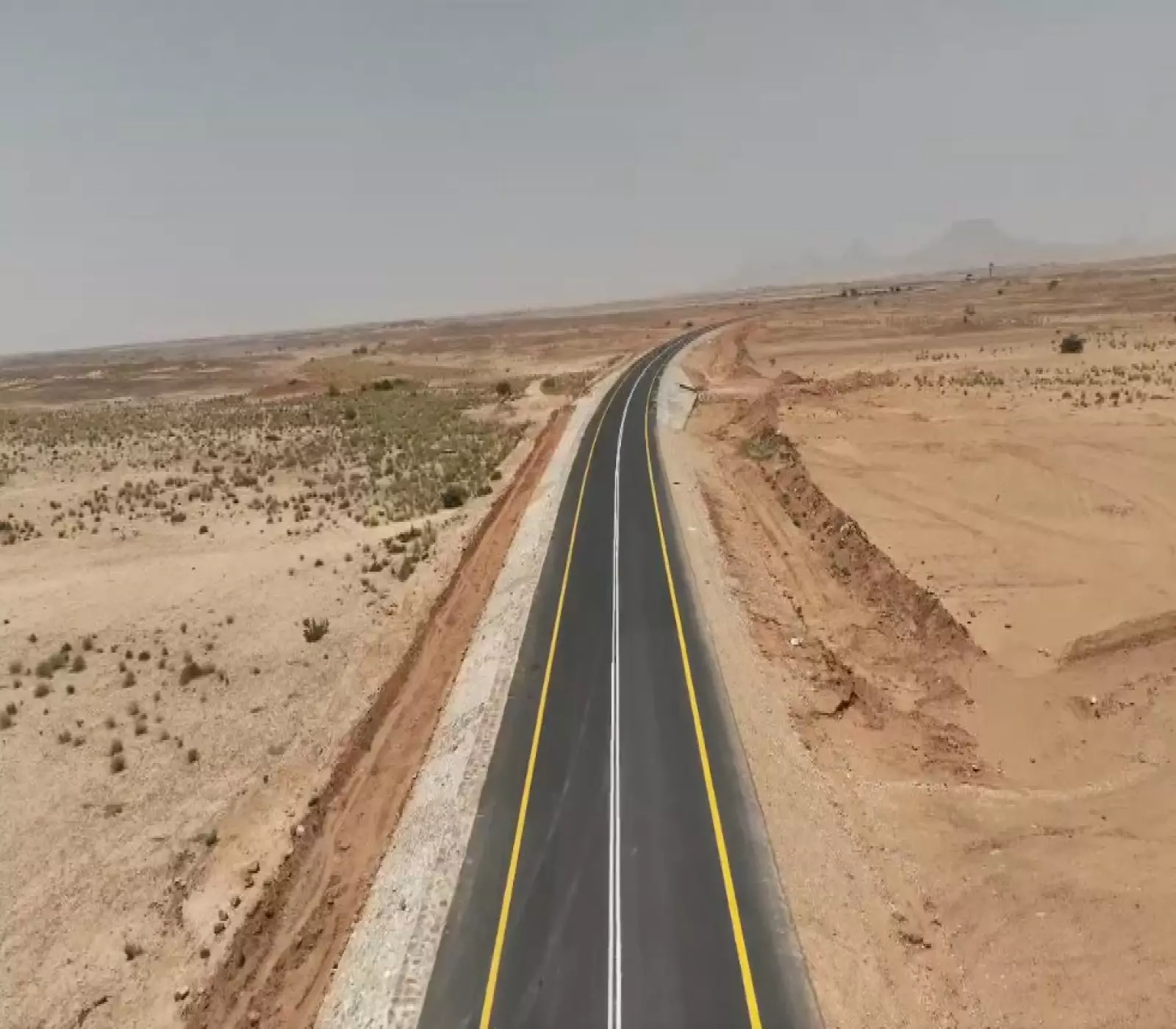 السعودية تُسعد المسافرين اليمنيين بمشروع ضخم سوف يسهل حركة السفر والعبور في أهم طريق دولي يربط البلدين 3 السعودية تُسعد المسافرين اليمنيين بمشروع ضخم سوف يسهل حركة السفر والعبور في أهم طريق دولي يربط البلدين