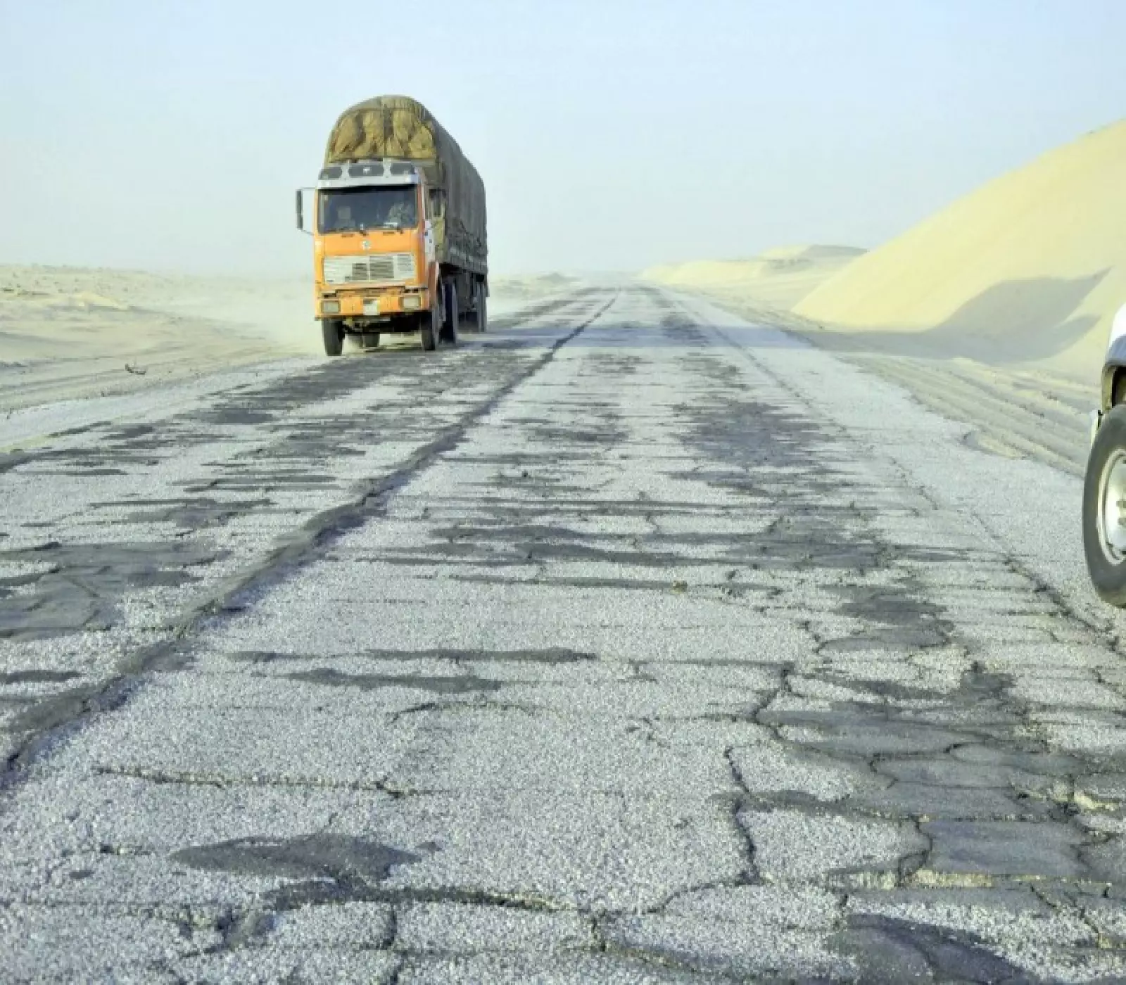 السعودية تُسعد ملايين المسافرين اليمنيين بمشروع حيوي جديد يُنهي خطر الموت في أهم طريق دولي يربط البلدين 3 السعودية تُسعد ملايين المسافرين اليمنيين بمشروع حيوي جديد يُنهي خطر الموت في أهم طريق دولي يربط البلدين