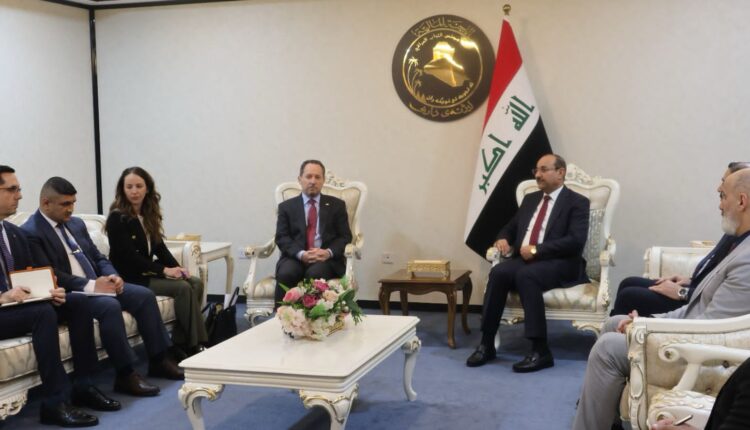 العراق يبلغ أمريكا: إيقاف استيراد الغاز الإيراني سيتسبب بانهيار منظومة الكهرباء