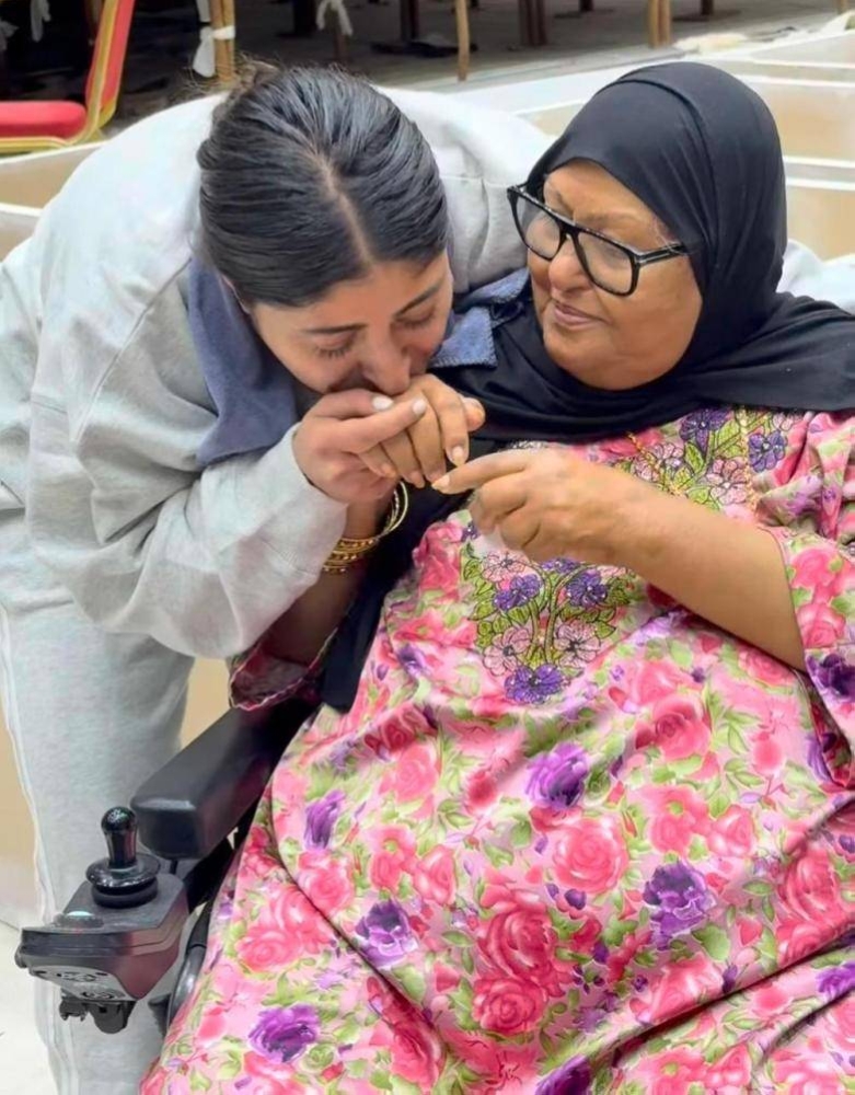 «الله يخلي حياة»..شجون الهاجري تحتفل بـ«القرقيعان» مع والدتها بالتبني - أخبار السعودية 5 «الله يخلي حياة»..شجون الهاجري تحتفل بـ«القرقيعان» مع والدتها بالتبني - أخبار السعودية