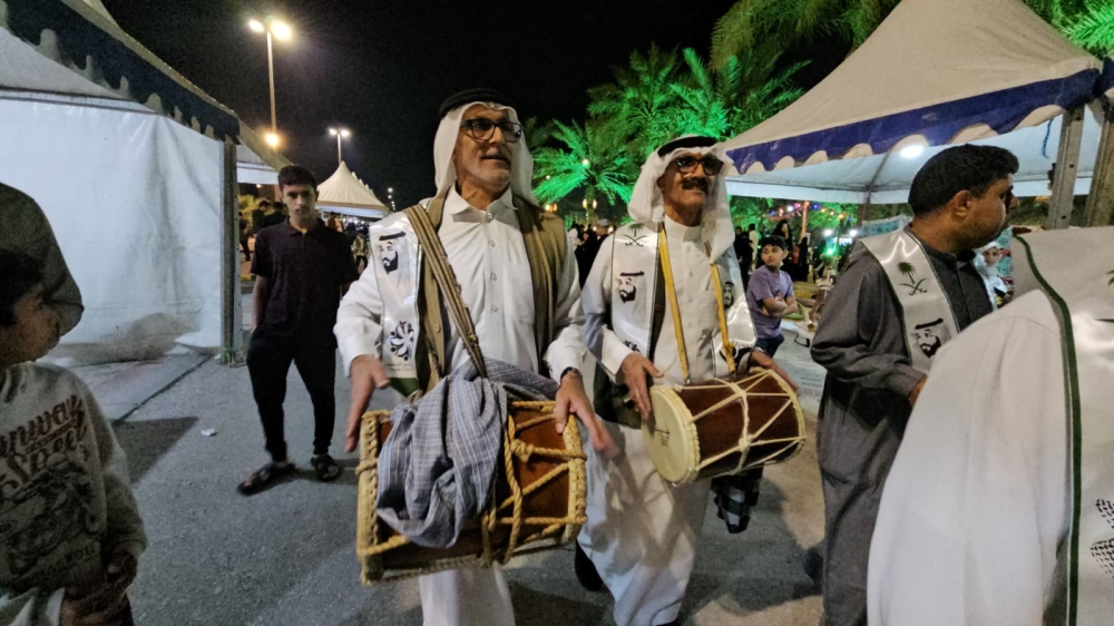 ”المسحراتي“ يعود إلى شوارع صفوى وسط تفاعل كبير من الأهالي والأطفال 2 ”المسحراتي“ يعود إلى شوارع صفوى وسط تفاعل كبير من الأهالي والأطفال