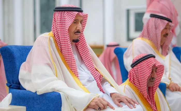 بالصور.. خادم الحرمين يؤدي صلاة عيد الفطر في قصر السلام بجدة . صحيفة المرصد