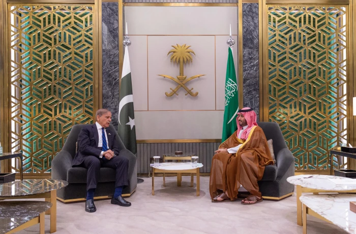 بالفيديو.. ولي العهد يجتمع مع رئيس الوزراء الباكستاني ويستعرضان العلاقات التاريخية بين البلدين 5 بالفيديو.. ولي العهد يجتمع مع رئيس الوزراء الباكستاني ويستعرضان العلاقات التاريخية بين البلدين