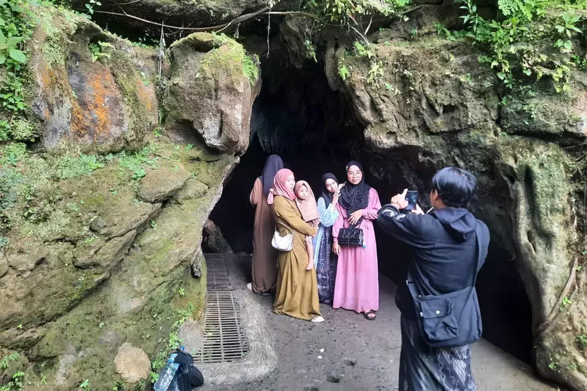 بحثا عن ممر سري إلى مكة.. أندونيسيون يتوافدون إلى كهف صافارودي في رمضان | منوعات 2 بحثا عن ممر سري إلى مكة.. أندونيسيون يتوافدون إلى كهف صافارودي في رمضان | منوعات