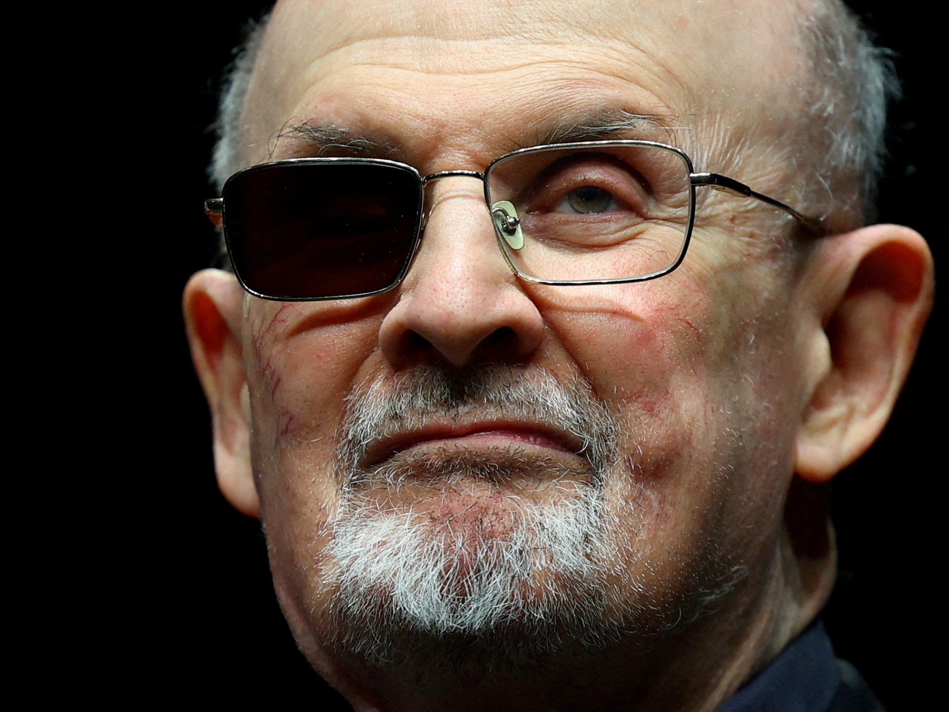 بدء محاكمة المتهم بطعن سلمان رشدي في نيويورك | أخبار 4 بدء محاكمة المتهم بطعن سلمان رشدي في نيويورك | أخبار