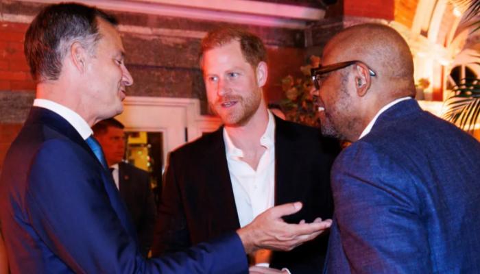 بدون ميغان.. هاري يثير التكهنات بجولة «منفردة» في نيويورك 5 بدون ميغان.. هاري يثير التكهنات بجولة «منفردة» في نيويورك