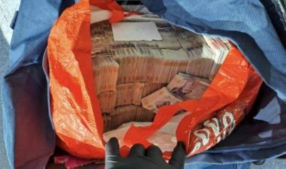 بسبب مليون جنيه إسترليني.. مسافر عربي يتسبب بأزمة في مطار بـ«لندن» - أخبار السعودية 2 بسبب مليون جنيه إسترليني.. مسافر عربي يتسبب بأزمة في مطار بـ«لندن» - أخبار السعودية