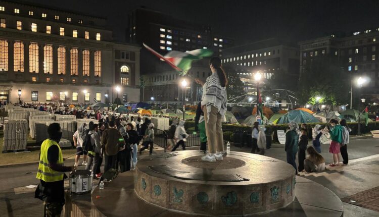بين الكمامة والتكميم.. لماذا تريد حاكمة نيويورك حظر تغطية الوجه؟ | أخبار