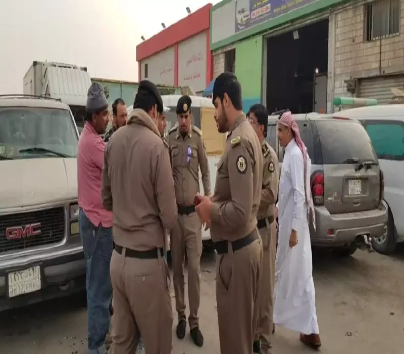 بينهم عدد كبير من اليمنيين: السعودية تستعد لترحيل 10 آلاف مقيم خلال أسبوع.. تجنبوا الوقوع في هذه المخالفات ! 2 بينهم عدد كبير من اليمنيين: السعودية تستعد لترحيل 10 آلاف مقيم خلال أسبوع.. تجنبوا الوقوع في هذه المخالفات !