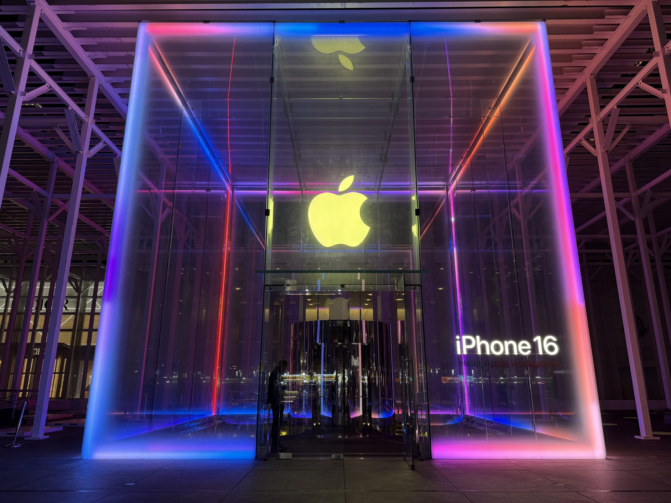 تفضلوا بزيارة موقعنا الأسطوري Apple Store في الخامسه أvenuفي نيويورك- LSA Magazine 3 5 وvenue apple