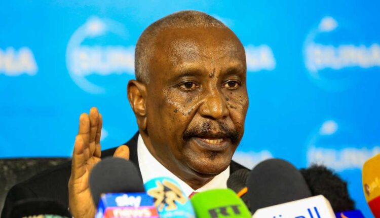 توقيف سياسي سوداني بمطار نيروبي بناءً على مذكرة من الإنتربول