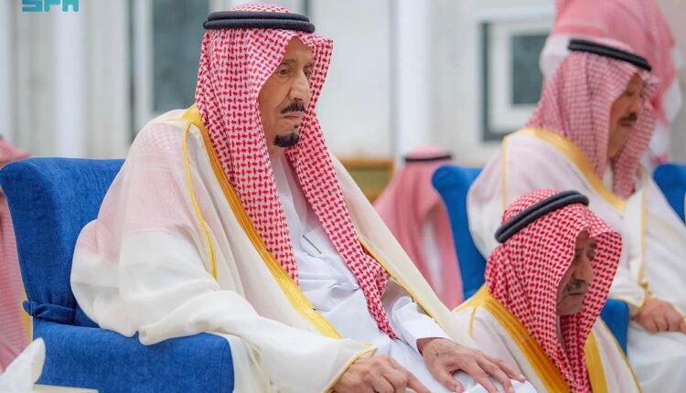 خادم الحرمين الشريفين يؤدي صلاة عيد الفطر في قصر السلام بجدة