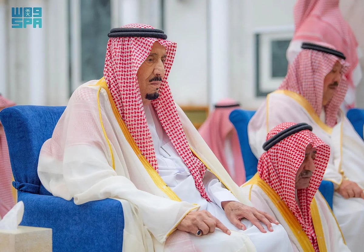 خادم الحرمين الشريفين يؤدي صلاة عيد الفطر في قصر السلام بجدة 4 خادم الحرمين الشريفين يؤدي صلاة عيد الفطر في قصر السلام بجدة