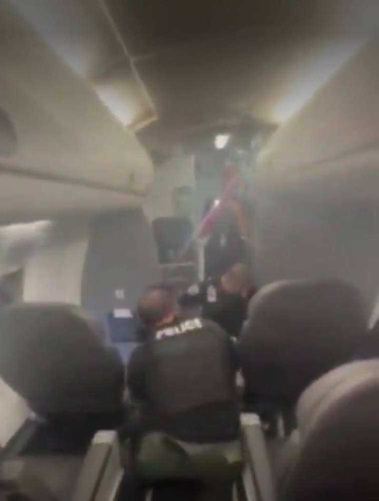 راكب يثير الهلع في طائرة أمريكية ويجبرها على الهبوط - أخبار السعودية