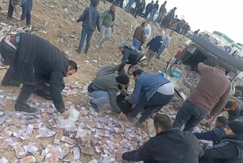 سورية: تطاير «الملايين» إثر انفجار عجلة شاحنة البنك المركزي - أخبار السعودية 4 سورية: تطاير «الملايين» إثر انفجار عجلة شاحنة البنك المركزي - أخبار السعودية