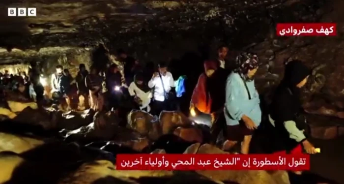 شاهد.. الآلاف من الأندونيسيين يتوافدون على كهف يعتقدون بوجود ممر خفي يؤدي إلى مكة 3 شاهد.. الآلاف من الأندونيسيين يتوافدون على كهف يعتقدون بوجود ممر خفي يؤدي إلى مكة