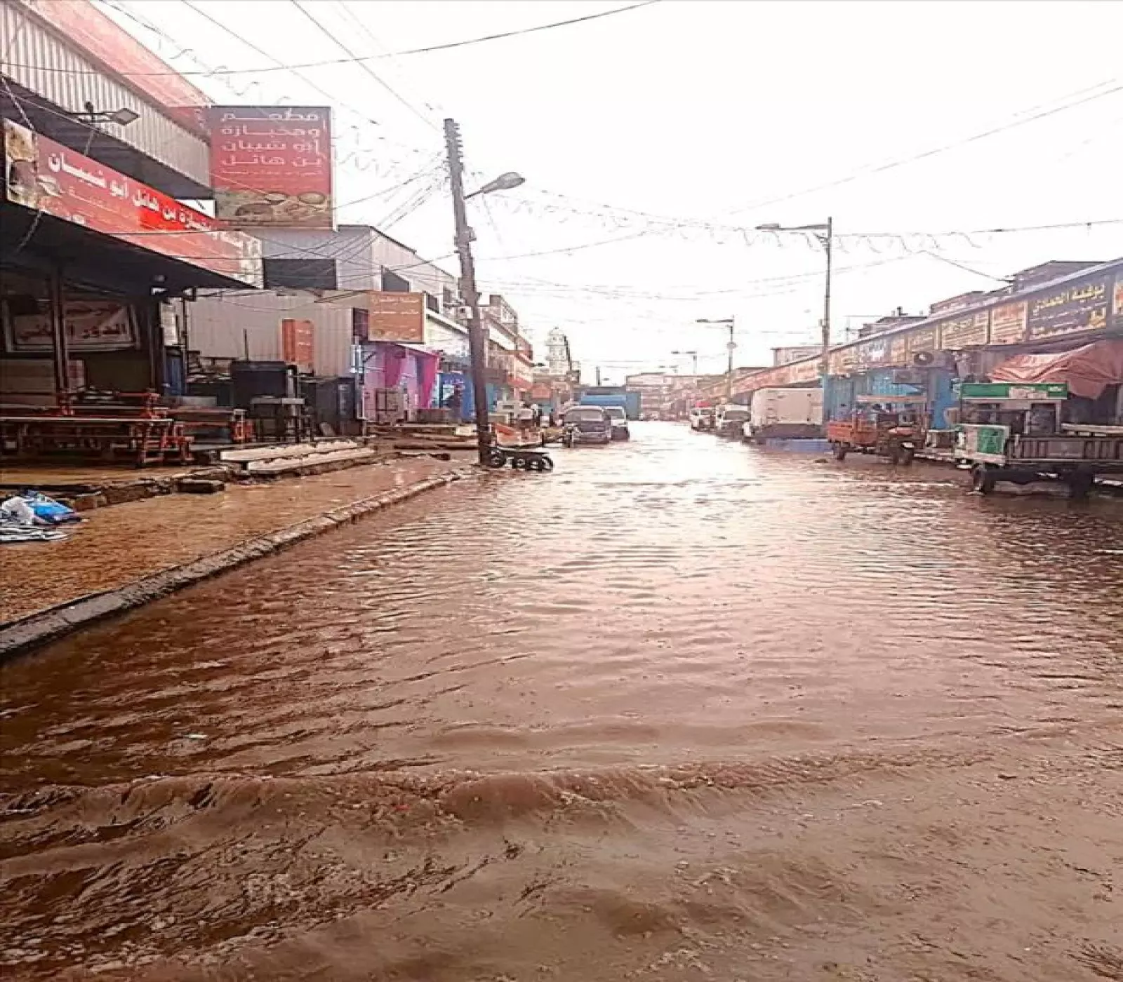 شاهد.. الأمطار الغزيرة تغرق أحياء ذمار والسيول الجارفة تغمر الشوارع وتعطل حركة المرور بالمدينة 5 شاهد.. الأمطار الغزيرة تغرق أحياء ذمار والسيول الجارفة تغمر الشوارع وتعطل حركة المرور بالمدينة