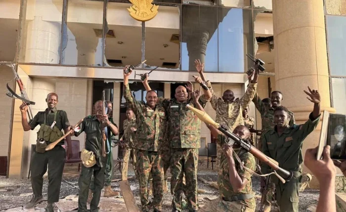 شاهد.. الجيش السوداني يسيطر على القصر الرئاسي في الخرطوم . صحيفة المرصد
