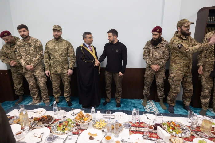 شاهد.. الرئيس الأوكراني يقيم مأدبة رمضانية للمسلمين ويشاركهم الإفطار في كييف 5 شاهد.. الرئيس الأوكراني يقيم مأدبة رمضانية للمسلمين ويشاركهم الإفطار في كييف