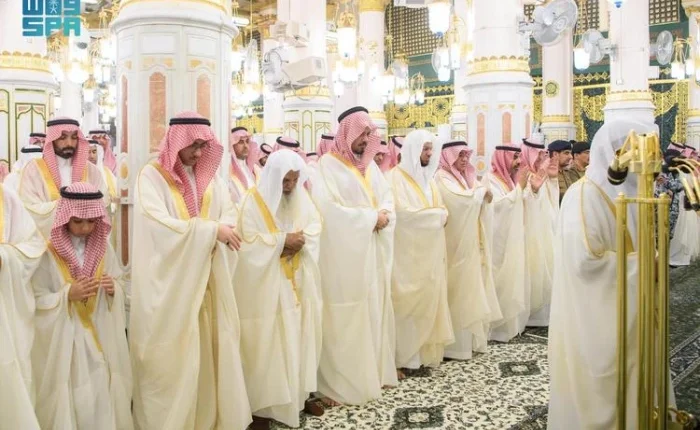شاهد.. المصلون يؤدون صلاة عيد الفطر في الحرم المكي والمسجد النبوي . صحيفة المرصد