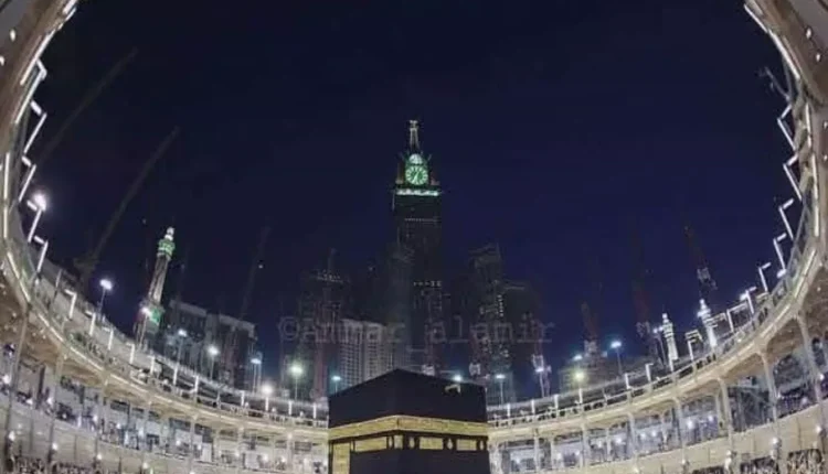 شاهد بالصور: أكثر من 3 مليون مصلٍ بالحرم المكّي يتسببون في توقف شبه تام للطواف حول الكعبة لأول مرة في التاريخ من شدة الإزدحام !