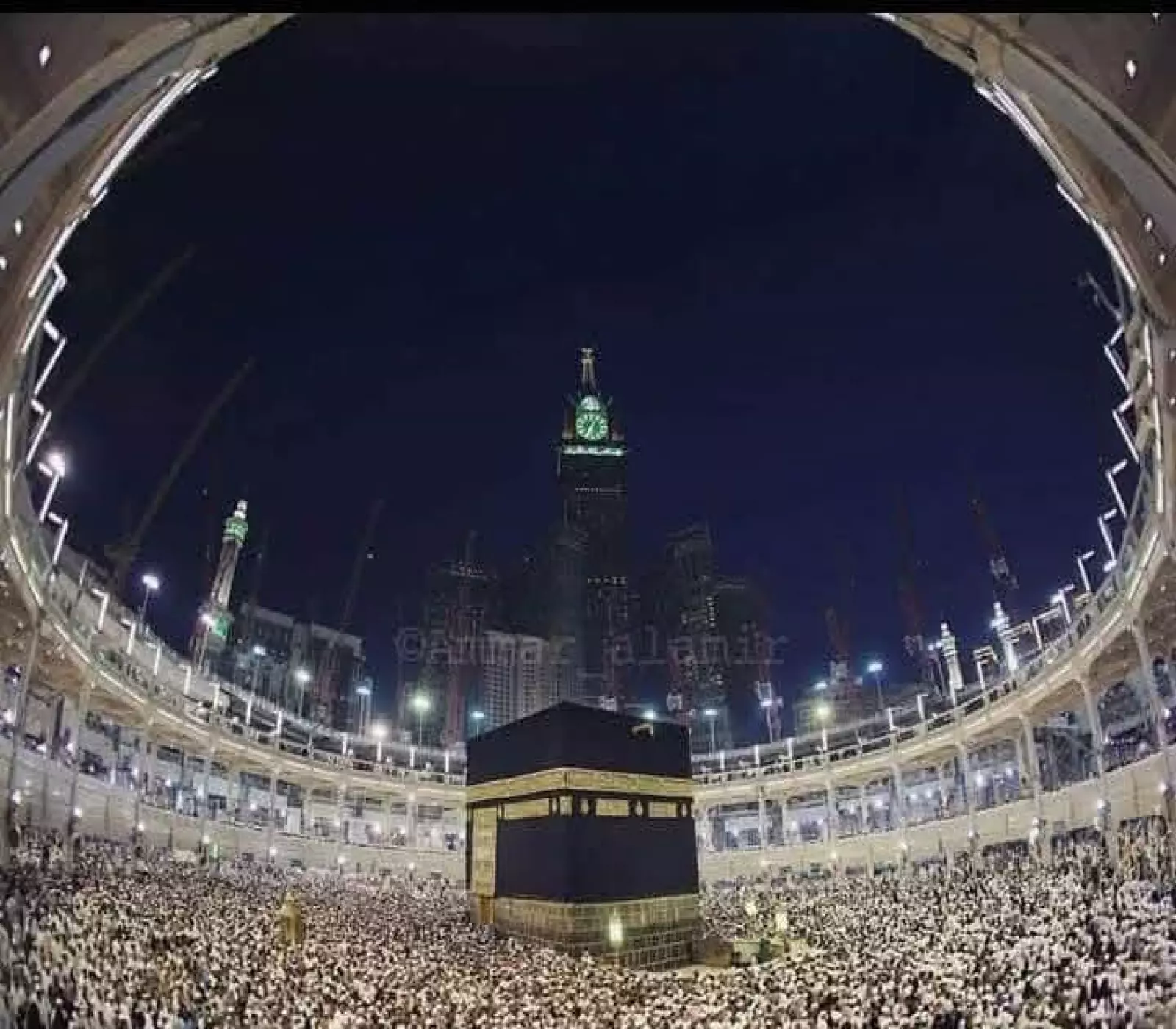 شاهد بالصور: أكثر من 3 مليون مصلٍ بالحرم المكّي يتسببون في توقف شبه تام للطواف حول الكعبة لأول مرة في التاريخ من شدة الإزدحام ! 4 شاهد بالصور: أكثر من 3 مليون مصلٍ بالحرم المكّي يتسببون في توقف شبه تام للطواف حول الكعبة لأول مرة في التاريخ من شدة الإزدحام !