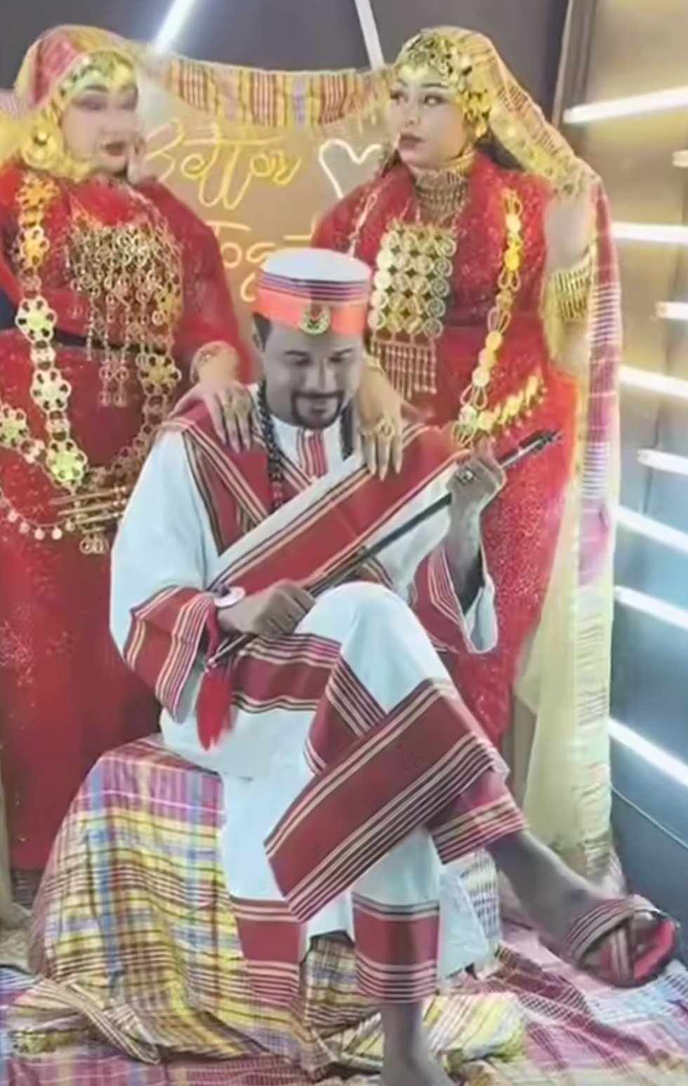 شاهد بالصورة والفيديو.. شاب سوداني يتزوج من جميلتين في ليلة واحدة ويقفن خلفه أثناء الجرتق.. ما هي الحقيقة؟ وما هي قصة الفيديو الذي نال شهرة واسعة؟ 2 شاهد بالصورة والفيديو.. شاب سوداني يتزوج من جميلتين في ليلة واحدة ويقفن خلفه أثناء الجرتق.. ما هي الحقيقة؟ وما هي قصة الفيديو الذي نال شهرة واسعة؟