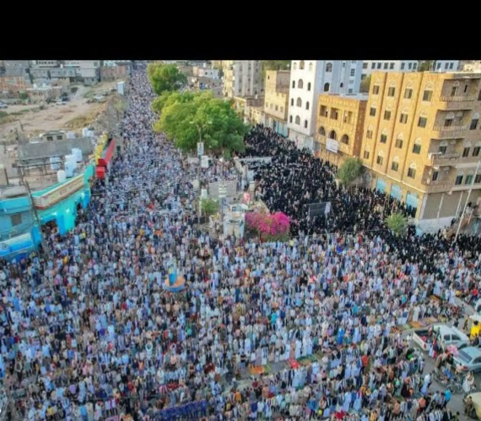 شاهد كيف احتفلت مدينة تعز بعيد الفطر المبارك.. صور مهيبة تجسد فرحة السكان في مختلف أنحاء المدينة 3 شاهد كيف احتفلت مدينة تعز بعيد الفطر المبارك.. صور مهيبة تجسد فرحة السكان في مختلف أنحاء المدينة