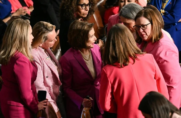 شاهد.. ما سر ارتداء عضوات الكونغرس اللون الوردي أثناء خطاب ترامب؟ . صحيفة المرصد 3 شاهد.. ما سر ارتداء عضوات الكونغرس اللون الوردي أثناء خطاب ترامب؟ . صحيفة المرصد