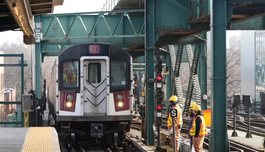 طفل يسقط من قطار في نيويورك بسبب لعبة "صب واي" 3 أخبارنا : جريدة الكترونية مغربية