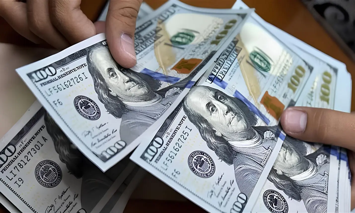 عودة المزاد الدولاري.. سعر 100 دولار في العراق وأسعار الصرف في البنوك والسوق السوداء اليوم