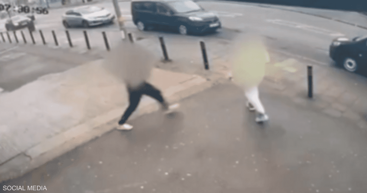 فيديو.. رجل يهاجم المارة بسكين في بريطانيا 2 فيديو.. رجل يهاجم المارة بسكين في بريطانيا