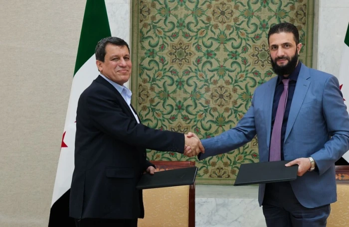 "قسد" تكشف تفاصيل اجتماع قائدها مع اللجنة التي شكلها الرئيس السوري أحمد الشرع 5 "قسد" تكشف تفاصيل اجتماع قائدها مع اللجنة التي شكلها الرئيس السوري أحمد الشرع