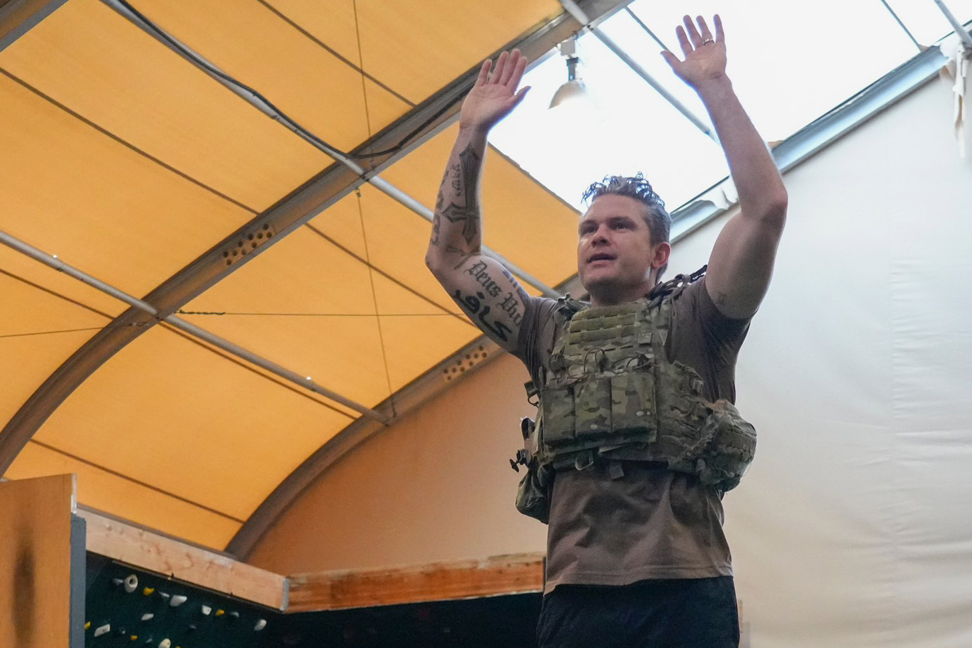 "كافر" وشم على ذراع وزير الدفاع الأميركي يثير جدلا واسعا | أخبار 3 "كافر" وشم على ذراع وزير الدفاع الأميركي يثير جدلا واسعا | أخبار