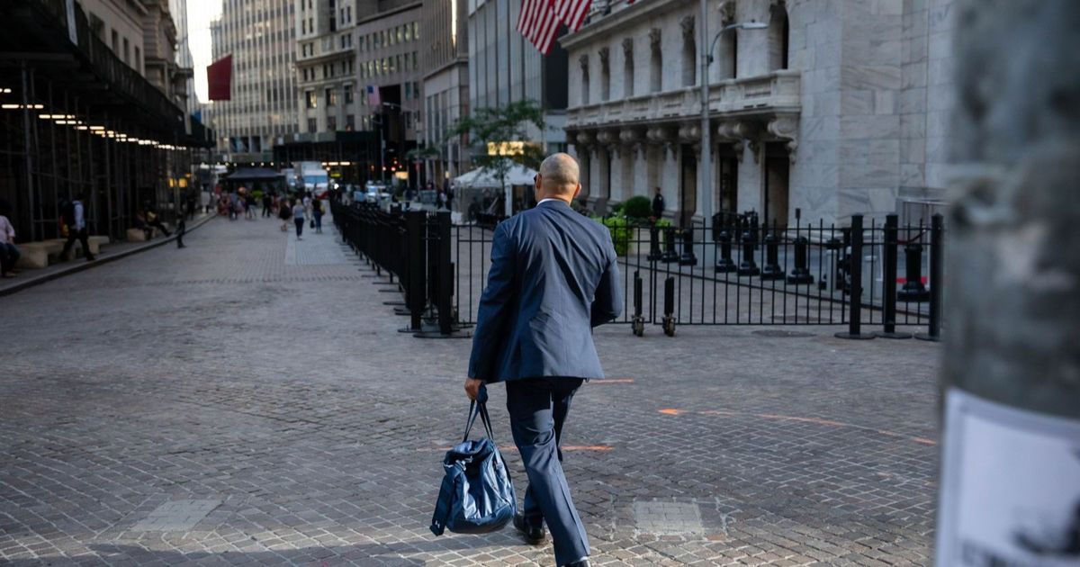 كيف تنوع محفظتك الاستثمارية في ظل اضطرابات الأسواق؟ 4 اقتصاد الشرق مع Bloomberg