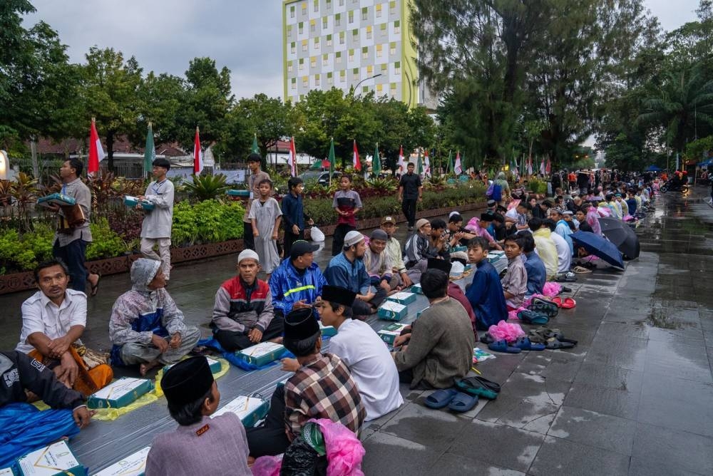 مائدة الملك سلمان تحطم الرقم القياسي كأضخم مائدة رمضانية في تاريخ دول آسيان - أخبار السعودية