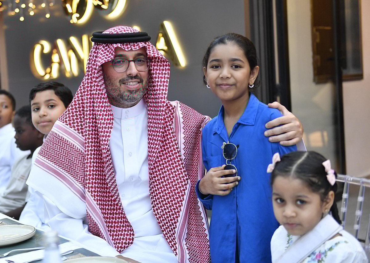 محافظ جدة يشارك الأيتام وأسرهم إفطارهم الجماعي بأسواق البحر الأحمر