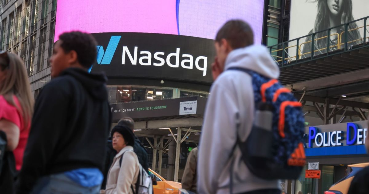 مخاوف التضخم والرسوم الجمركية تضربان مؤشرات الأسهم الأميركية 4 stock-down