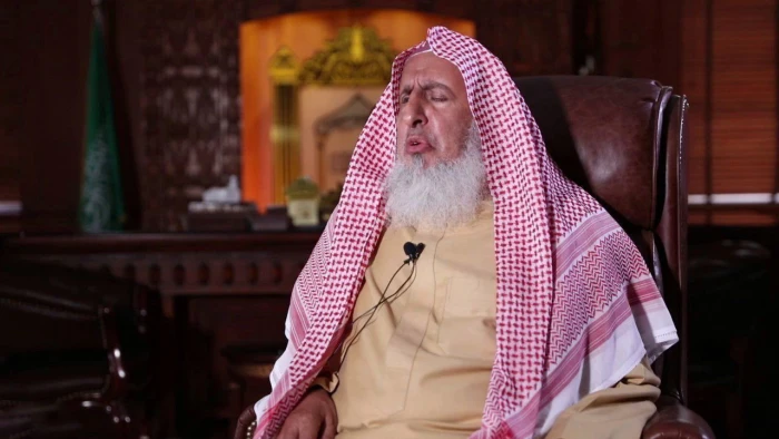 "مسألة خطيرة".. مفتي المملكة يصدر فتوى بشأن تصوير وبث الصلوات على الهواء مباشرة 2 "مسألة خطيرة".. مفتي المملكة يصدر فتوى بشأن تصوير وبث الصلوات على الهواء مباشرة