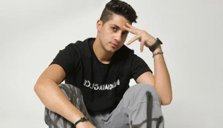 مصطفى عنبه باكيا: "موظفة اشترت لي جزمة وأنا طالب ونفسي أعوضه
