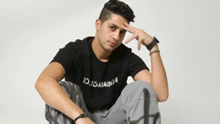 مصطفى عنبه باكيا: "موظفة اشترت لي جزمة وأنا طالب ونفسي أعوضه