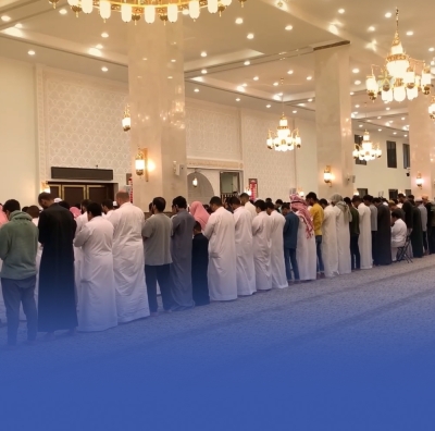 مصلون يطاردون الأصوات الجميلة طلباً لـ"الخشوع" 3 مصلون يطاردون الأصوات الجميلة طلباً لـ"الخشوع"