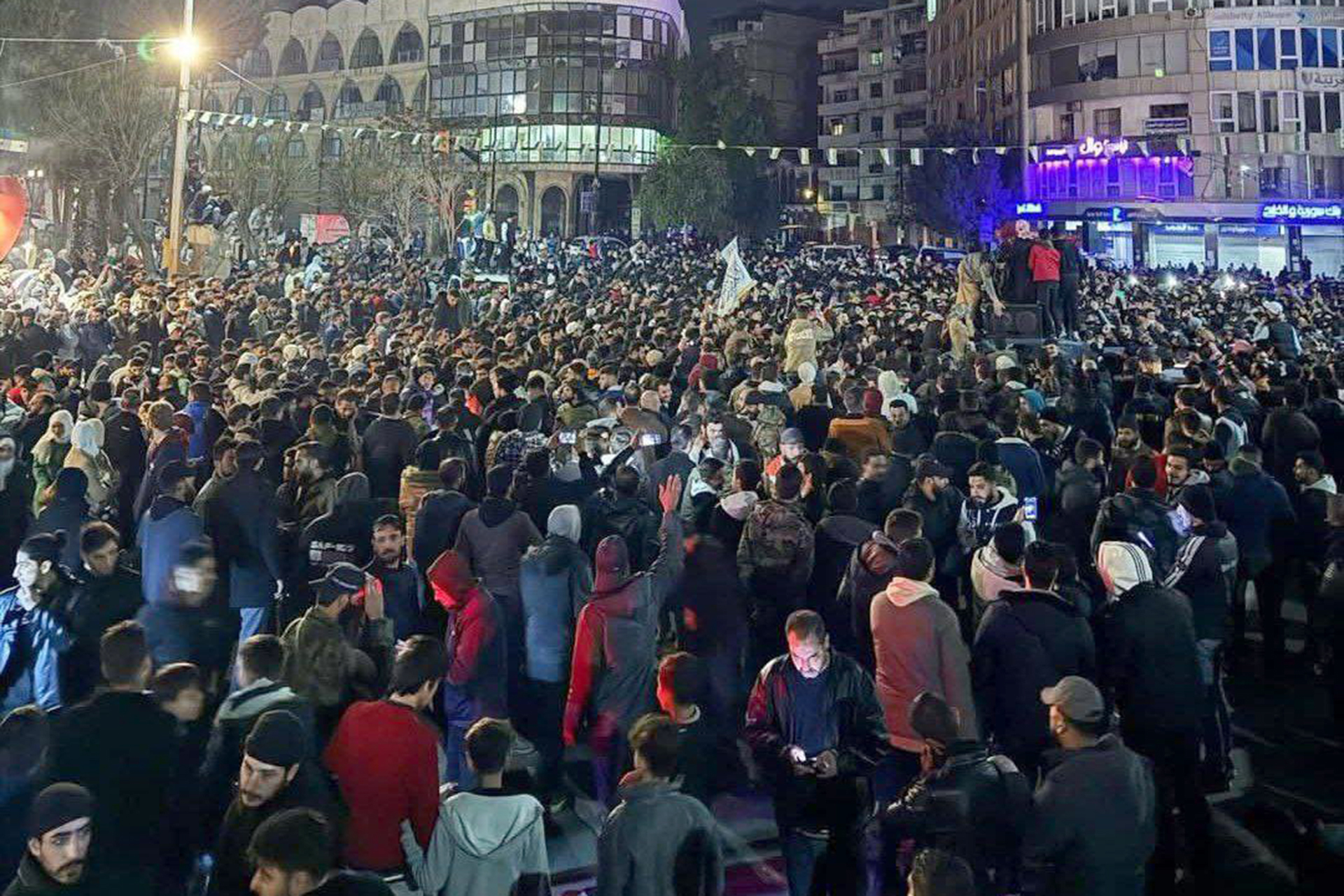 مظاهرات تعم المدن السورية ومعلومات جديدة بشأن علاقة بشار وماهر الأسد بالأحداث | أخبار 4 مظاهرات تعم المدن السورية ومعلومات جديدة بشأن علاقة بشار وماهر الأسد بالأحداث | أخبار
