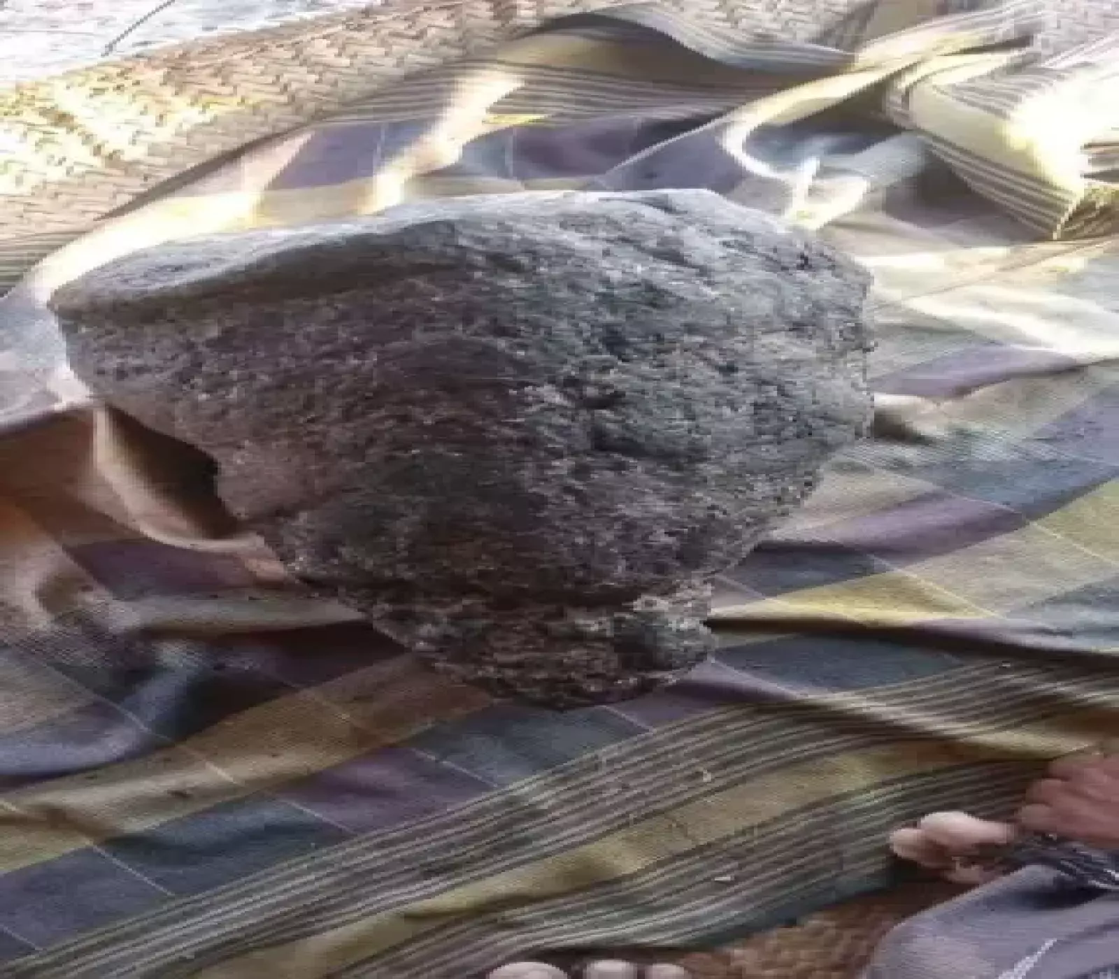 مواطن يمني فقير يصبح من الأغنياء بعد عثوره على كنز ثمين قيمته 720 ألف ريال سعودي في شاطئ مهجور .. تفاصيل المعجزة ! 4 مواطن يمني فقير يصبح من الأغنياء بعد عثوره على كنز ثمين قيمته 720 ألف ريال سعودي في شاطئ مهجور .. تفاصيل المعجزة !